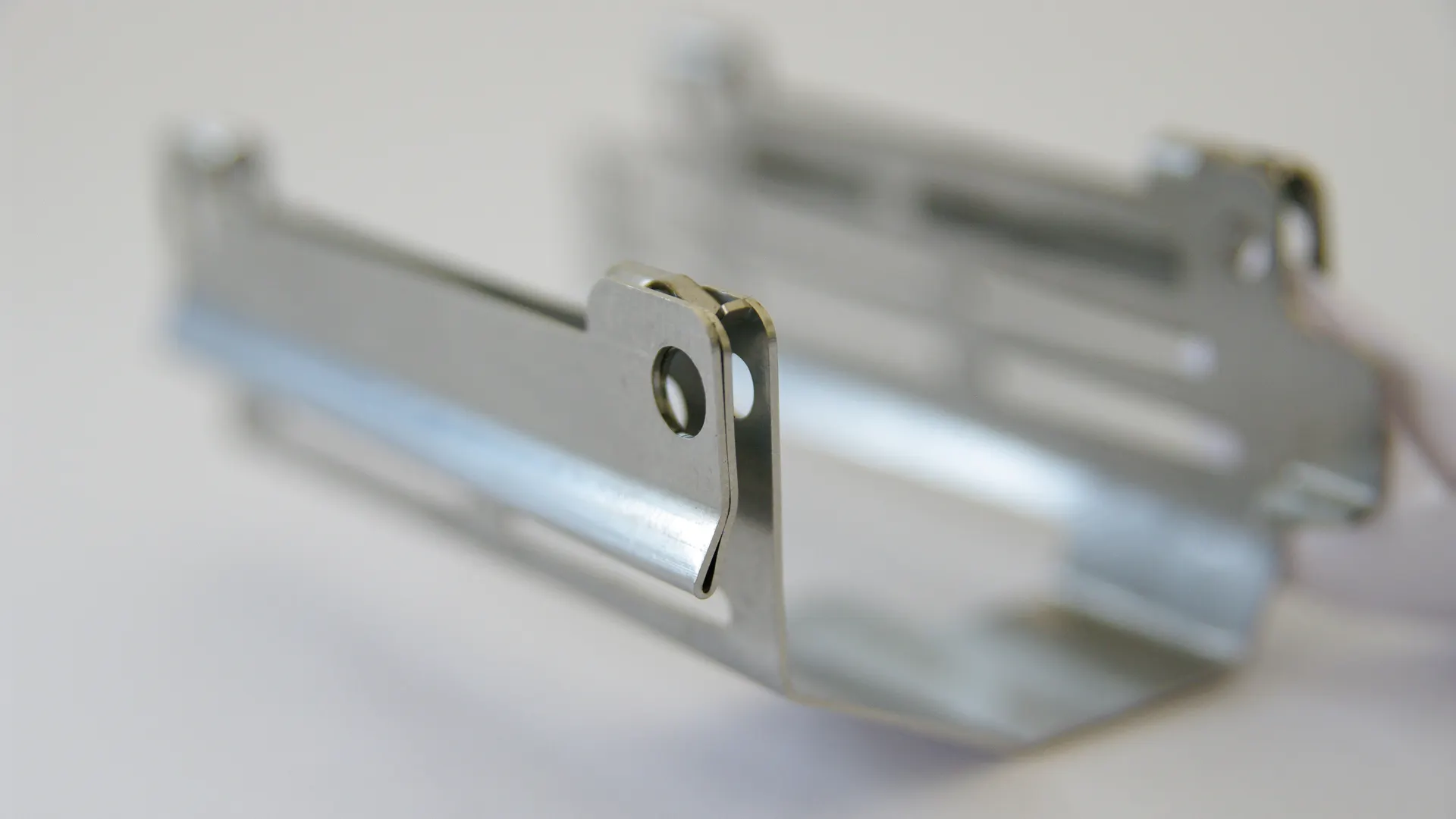 Filigrane Abkantteile aus 0.5 mm Edelstahl