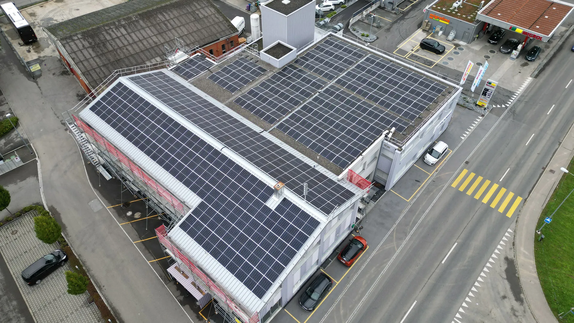 Photovoltaikanlage auf dem Dach der RuossTech AG