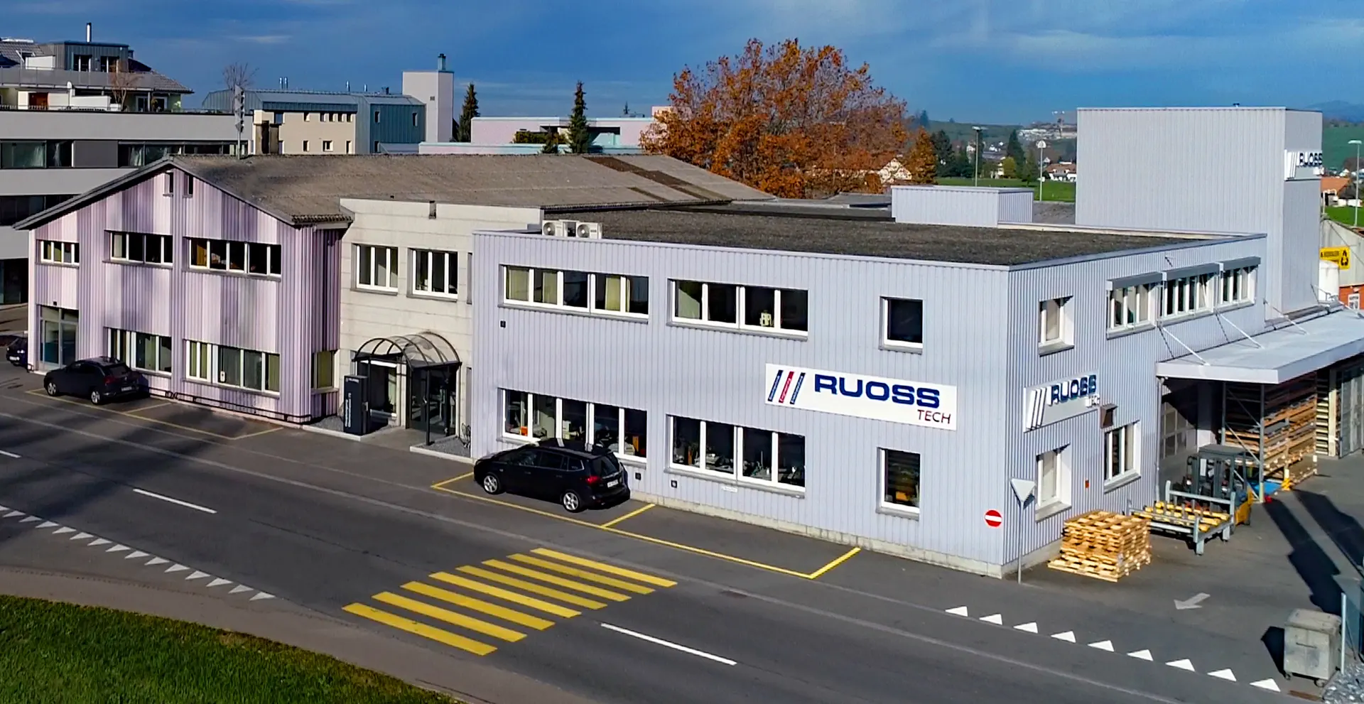 Firmengebäude der RuossTech AG in Siebnen von aussen