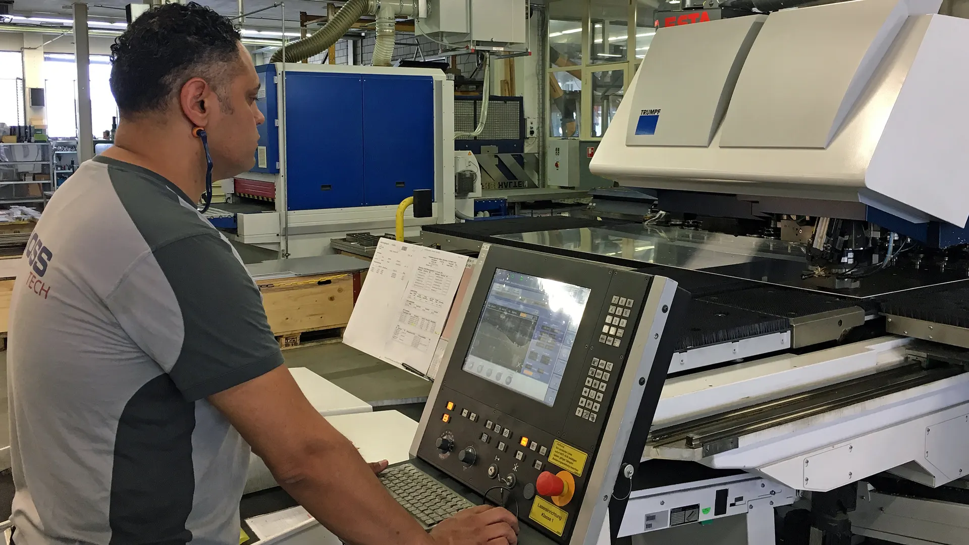 Maschinenbediener an der Trumpf TruMatic 7000